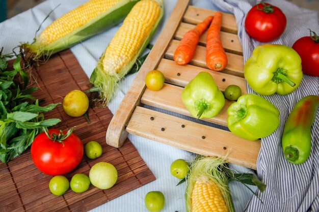 Flatlay di verdure fresche. Cornice di verdure. Concetto di alimentazione sana