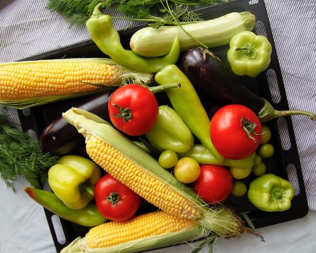 Flatlay di verdure fresche sul vassoio di ferro nero