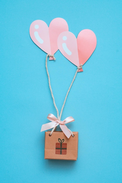 Flatley con il concetto di regalo su palloncini a forma di cuore vola a fare la spesa per una vacanza con congratulazioni.