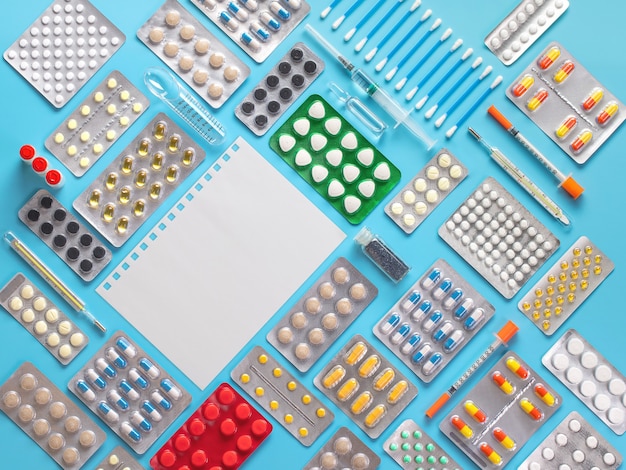 flatley un layout di medicinali in blister con termometri e siringhe su sfondo blu