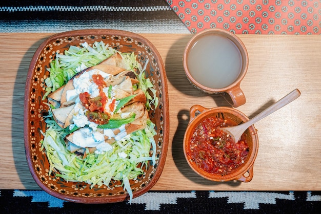 Flautas messicani con salsa alla crema di avocado e lattuga e acqua fresca