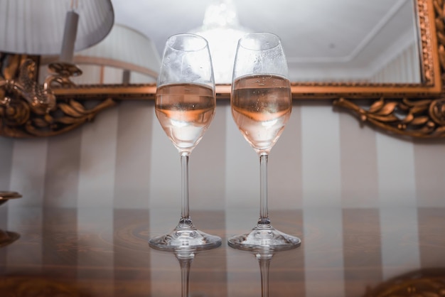 Flauti di champagne sul tavolo con riflesso nello specchio elegante e lussuosa sala da pranzo