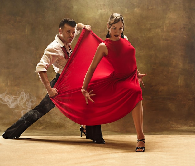 Flessibile giovane coppia danza moderna in posa in studio.