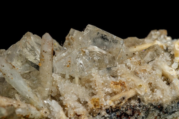 Fluorite di pietra minerale macro con quarzo su sfondo nero