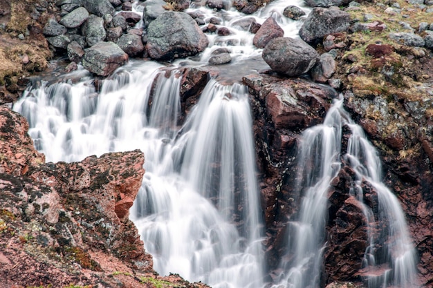 Flussi d'acqua della cascata a lunga esposizione