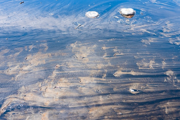 Flussi di acqua sporca con inquinamento nel terreno