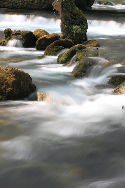 Flusso che scorre sulle rocce