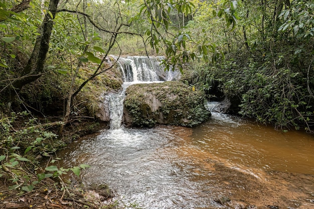 Flusso con rocce in natura