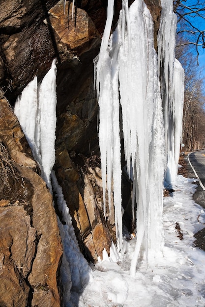 Flusso congelato nel ghiacciolo d'inverno