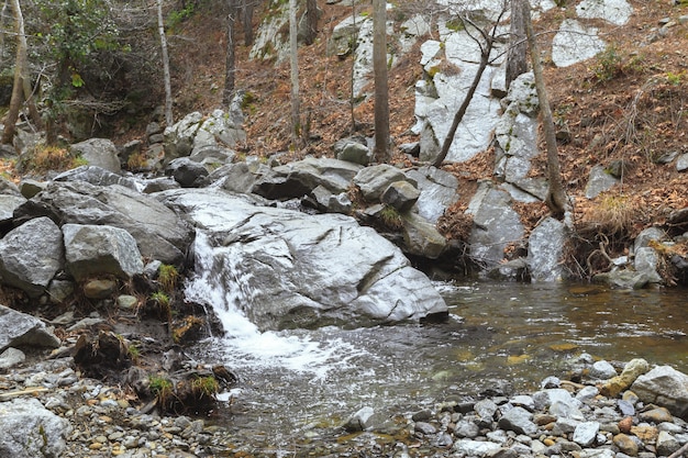 Flusso d'acqua che scorre sulle rocce