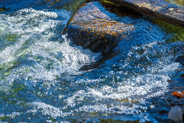 flusso d'acqua e spruzzo da una pietra vicino