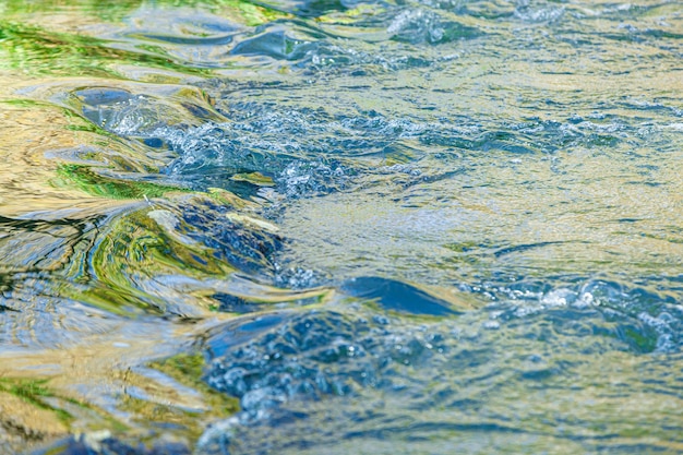 flusso d'acqua e spruzzo da una pietra vicino