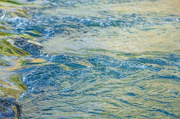 flusso d'acqua e spruzzo da una pietra vicino