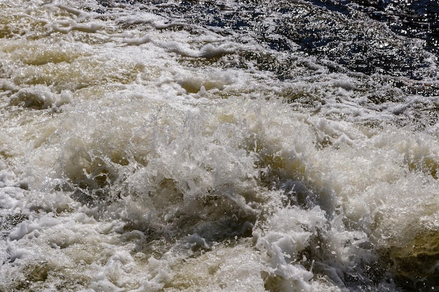 Flusso d'acqua e spruzzo da una pietra