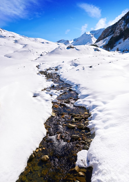 Flusso della neve di Cerler in Pirenei di Huesca Spagna