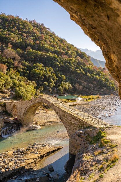 Flusso di acqua calda sulfurea nei bagni termali di Permet Albania