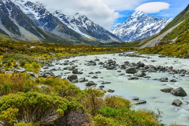 Flusso glaciale tra rocce e ghiaia nella Hooker Valley da Aoraki Mount Cook National Park, Nuova Zelanda