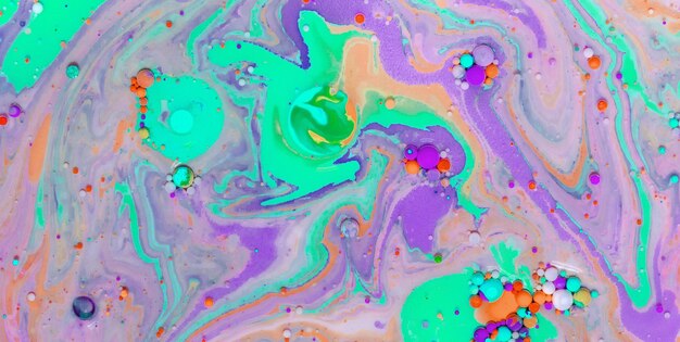 Flusso luminoso Esplorando la magia dell'arte liquida nella pittura ad olio