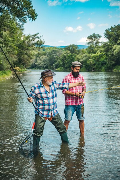 Fly fish hobby di uomini pescatore con canna e pesce giovane pesca unito con la natura caccia fishi