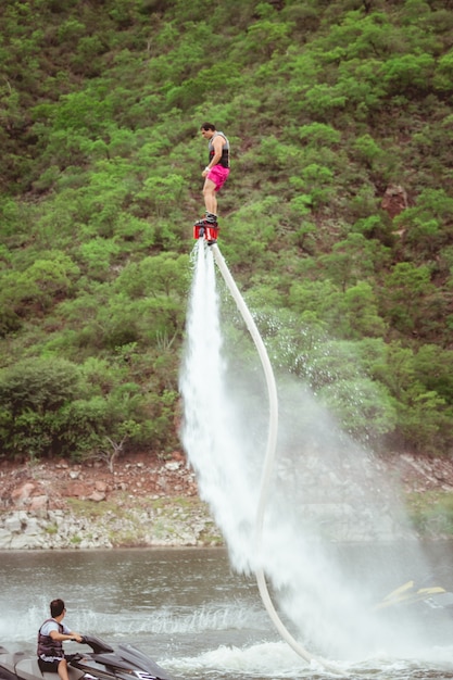 Flyboard sul lago durante la festa