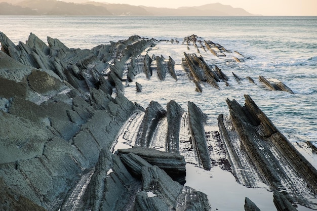 Flysch vicino alla costa basca di Zumaia bellissimo paesaggio marittimo naturale di rocce sedimentarie