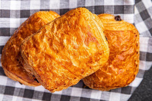 focacce al cioccolato ripieno fresco panetteria pasto cibo spuntino sul tavolo copia spazio cibo