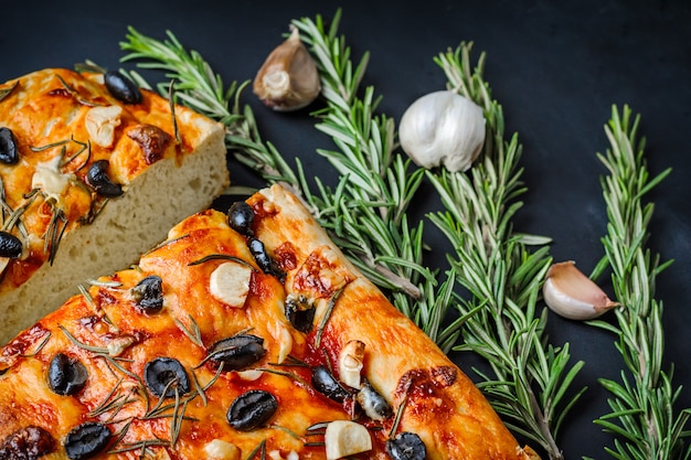 Focaccia casalinga con olive e rosmarino