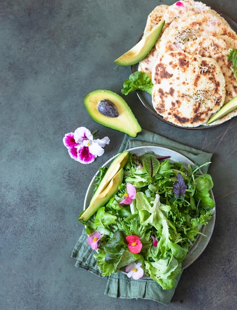 Focaccia chapati o roti fatta in casa con insalata di avocado e germogli Focaccia indiana appena sfornata