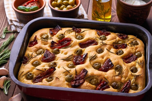 Focaccia classica con rosmarino e pomodori secchi