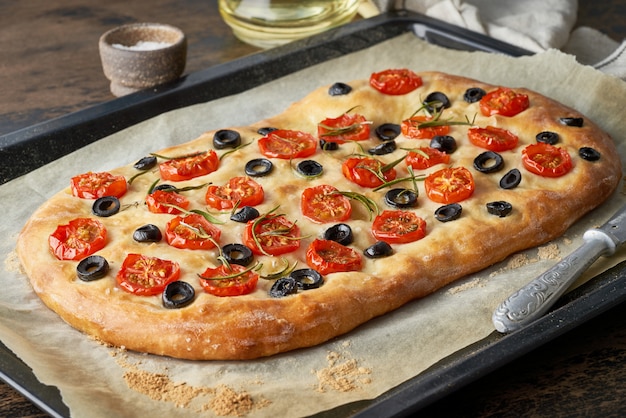 Focaccia con pomodori e olive