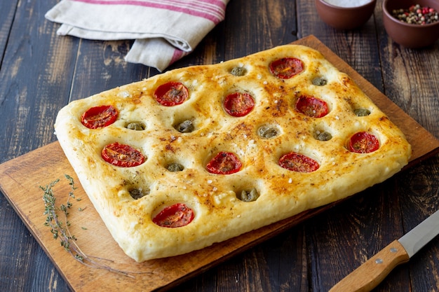 Focaccia con pomodorini e olive. Cibo vegetariano. Cibo italiano.