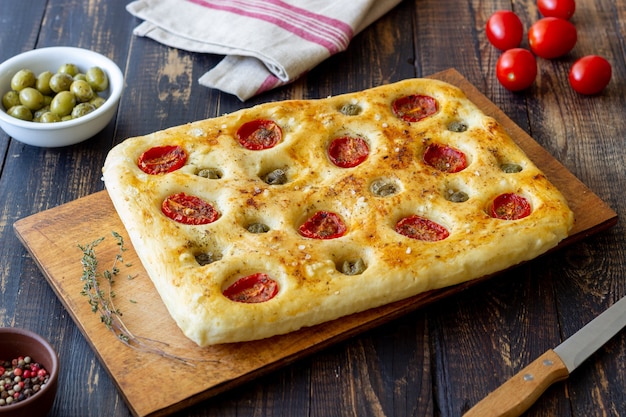 Focaccia con pomodorini e olive. Cibo vegetariano. Cibo italiano.