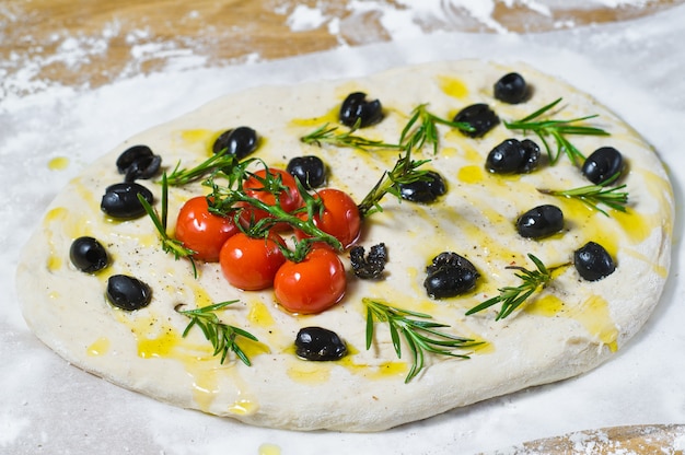 Focaccia cruda. fondo in legno