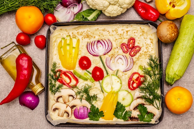 Focaccia da giardino cruda. Pasta e verdure fresche, olio d'oliva, verdure