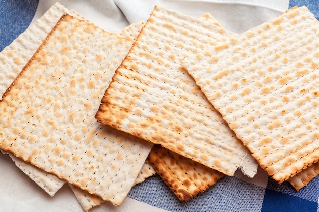 Focaccia di Matzo per le celebrazioni delle festività ebraiche sul tavolo