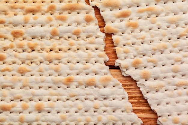 Focaccia di Matzo per le celebrazioni delle festività ebraiche sul tavolo