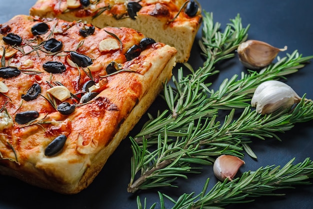 Focaccia fatta in casa con olive e rosmarino