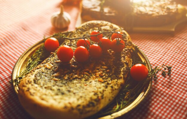 Focaccia fatta in casa con pomodorini integrali