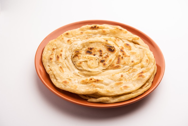 Foto focaccia indiana chiamata laccha paratha, composta da strati di farina di frumento o maida