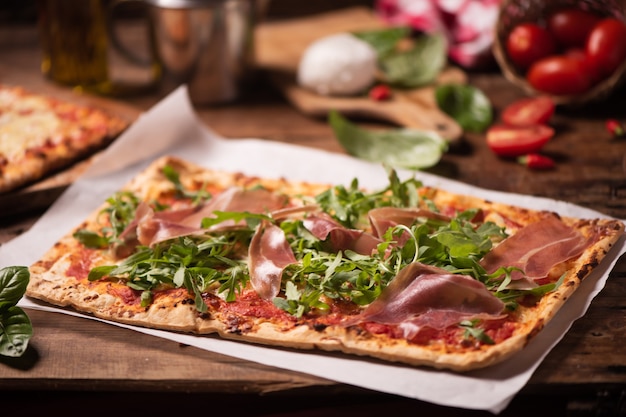 Focaccia italiana con rucola rucola rucola sul tavolo rustico. Avvicinamento