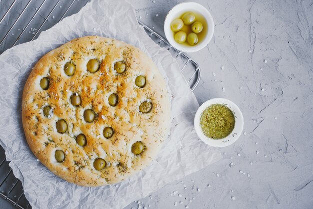 Focaccia italiana tradizionale con olive, rosmarino, sale e olio d'oliva