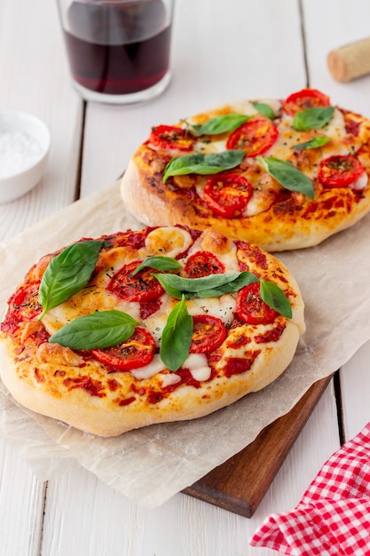 Focaccia o pizza italiana con mozzarella, pomodori e basilico.