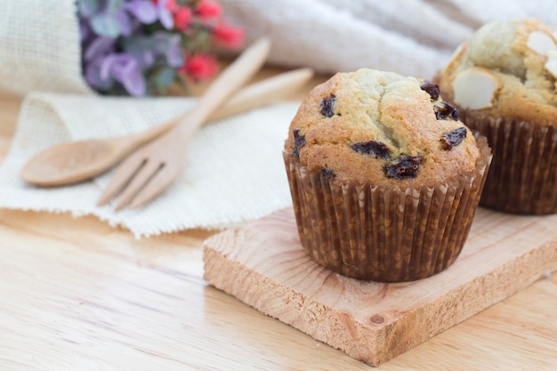 Focaccina di banana del forno casalingo sulla tavola di legno.