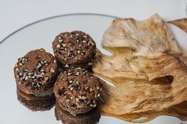 Focaccine al cioccolato con foglie secche