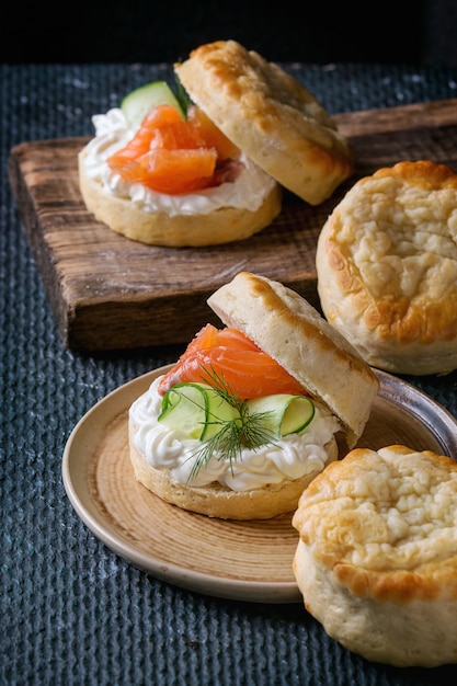 Focaccine al formaggio con salmone