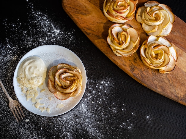 Focaccine di mele con rose e mele servite con panna montata e petali di mandorle