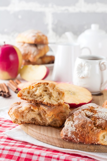 Focaccine di mele per colazione con glassa di sidro di mele