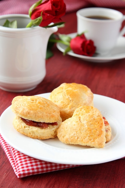 Focaccine fatte in casa con marmellata di fragole e una tazza di tè