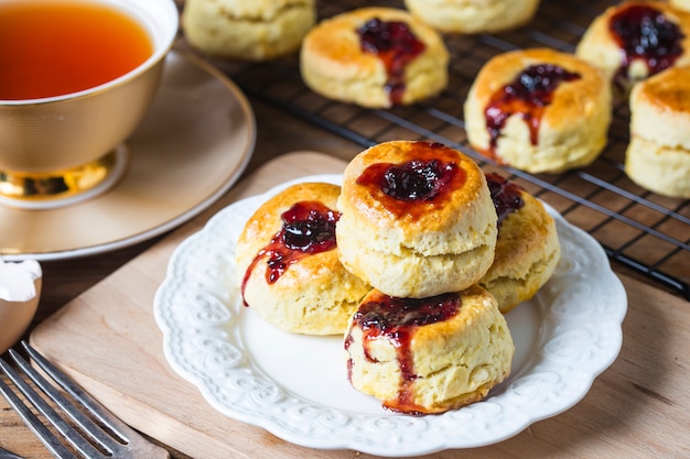 Focaccine inglesi con crema e marmellata di fragole