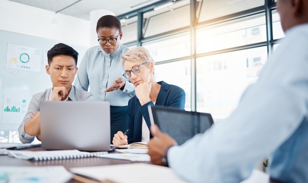 Focalizzazione del pensiero e pianificazione del lavoro di squadra su una soluzione per laptop e incontro di lavoro in un'agenzia di avvio Collaborazione della strategia di gruppo dei dipendenti della diversità e idee di proposte Internet online in un ufficio moderno